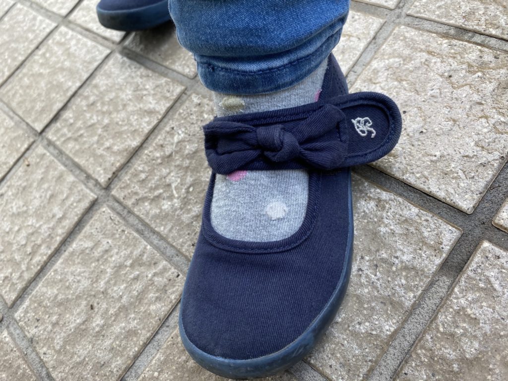 BEBEリボン付バレエシューズのマジックテープの部分