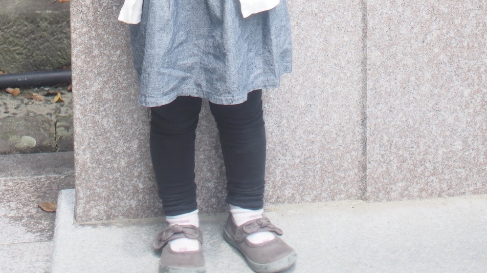 カジュアルな服に合わせたBEBEのリボン付バレエシューズ